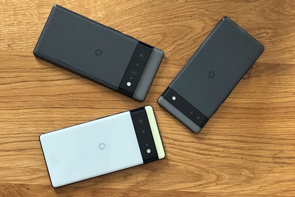 Das Pixel 6a (unten), hier mit seinen Vorgängermodellen, ist vom aktuellen Problem betroffen. - © picture alliance/dpa/dpa-tmn