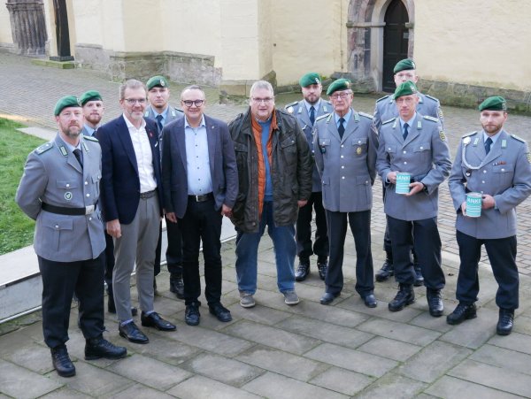 Bürgermeister Markus Baier (5. von links) begrüßte zu Beginn der Sammlung Soldaten und Reservisten sowie Sparkassenvorstand Klaus Drücker (3. von links) und Andreas Hagmeister vom Volksbund Deutsche Kriegsgeräberfürsorge in Lemgo. - © Stadt Lemgo