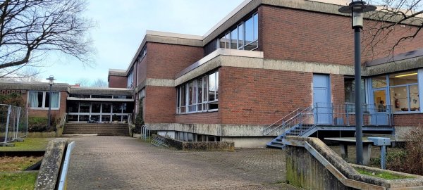 Der so genannte Neubau der Anne-Frank-Schule könnte saniert werden, anschließend Domizil der städtischen Musikschule werden und überdies als Quartierszentrum dienen. - © Katrin Kantelberg