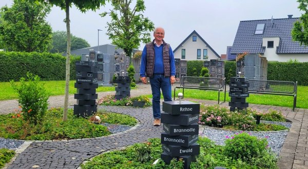 Der Friedhof in der Laubke trägt seine Handschrift: Wilfried Waibel im Urnen-Friedhofsgarten. - © Katrin Kantelberg