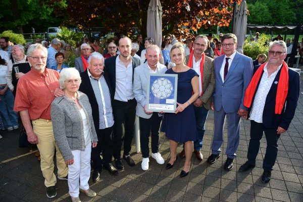 Präsentübergabe mit Vertretern der beiden Städte und Partnerschaftsvereine: (von links) Ulrich Klappstein, Colette Cochard, Christian Gosselin, Thomas Michaelis, Philippe Lemaître, Dr. Stella Junger-Schwenner, Frédéric Lemonnier, Friedrich Petringmeier, Francis Langelier. - © Nicole Ellerbrake