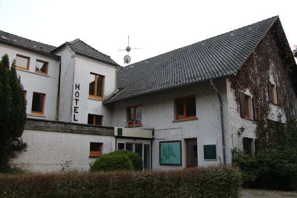 Der Entenkrug war früher einmal ein Restaurant und Hotel. Jetzt nennt es sich laut Schaukasten „Einkehrhaus". - © Silke Buhrmester