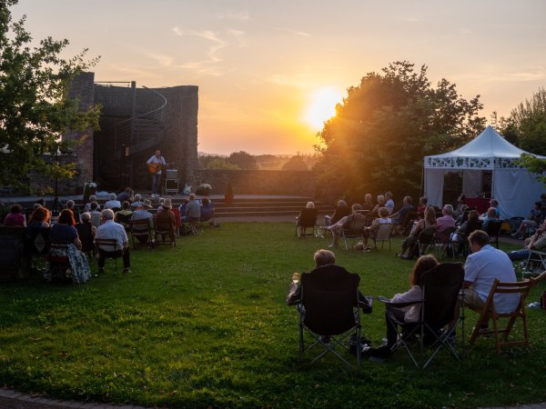 So war es zum Auftakt der Sommerklänge im Jahr 2021. Doch nicht immer ist das Wetter so gut wie bei der Premiere. - © Archivfoto: Heinrich Mühlenmeier