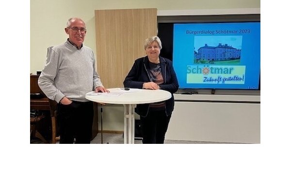 Monika Kramer und Rainer Laag führen durch den Abend im Gemeindehaus. - © Verein "Schötmar - Zukunft gestalten"