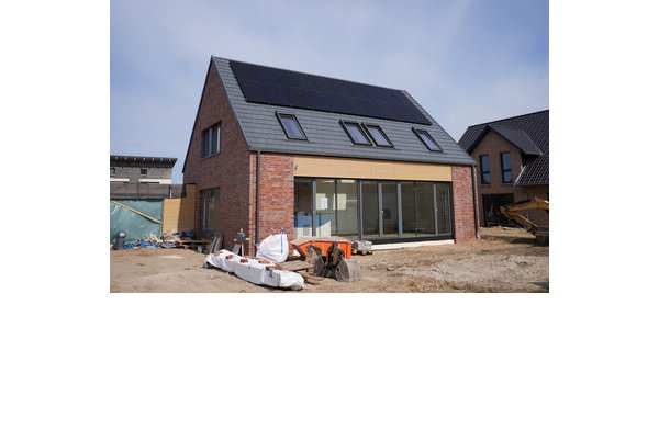 Bei Neubauten in NRW muss die Solaranlage mindestens 30 Prozent der gesamten Dachfläche bedecken. - © Marcus Brandt/dpa