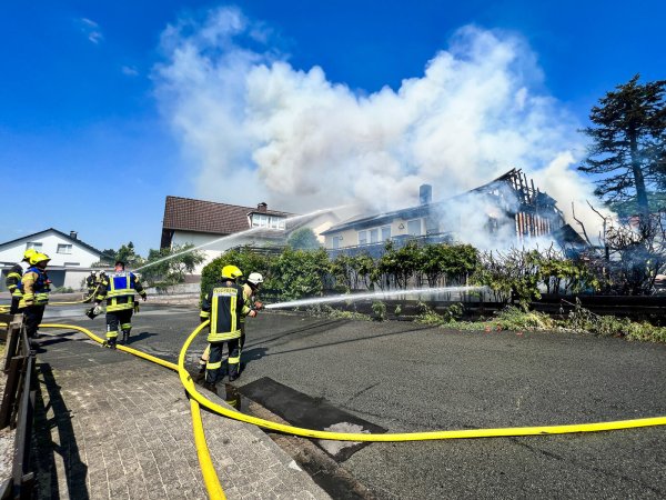 Das Feuer hat das Wohnhaus in Pivitsheide komplett zerstört. Auch ein Schuppen auf dem Grundstück ging in Flammen auf. - © Raphael Bartling