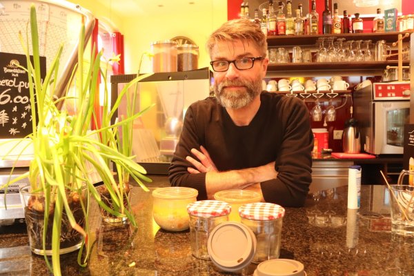 Thorsten Bökenbrink vom Café Fahrzeit in Asemissen gibt Getränke und Suppen schon seit Längerem auch in Mehrweggefäßen heraus. Die Marmeladengläser für Kaffee & Co. seien sehr beliebt. Vorne liegen noch Deckel für „Recup“-Becher. Foto: Birgit Guhlke - © Birgit Guhlke