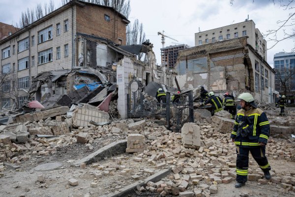 25. März 2024: Ein Gebäude wurde in Kiew durch einen russischen Raketenangriff zerstört. - © IMAGO/ZUMA Wire