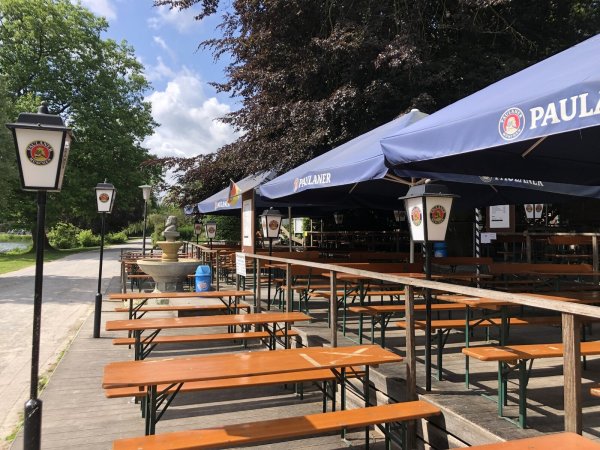 Der " Paulaner Biergarten" am Kurparksee. - © Sven Kienscherf