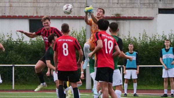 Auf Torhüter Christopher Niehaus konnte sich der TSV Oerlinghausen verlassen. Hier ist er schneller mit den Fäusten am Ball als Marvin Wiebe mit dem Kopf. - © Jörg Hagemann