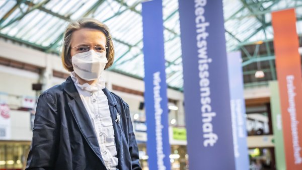 Annika Marx hat an der Uni Bielefeld studiert und das Erste Staatsexamen mit Bestnote bestanden. Weil sie an Long Covid erkrankt ist, muss sie oft eine FFP2-Maske tragen. - © Sarah Jonek