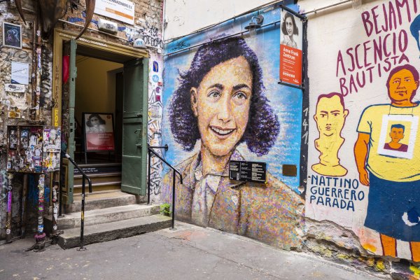 Der Eingang zum Anne Frank Zentrum im Haus Schwarzenberg in Berlin. - © Anne Frank Zentrum/ Ruthe Zunz