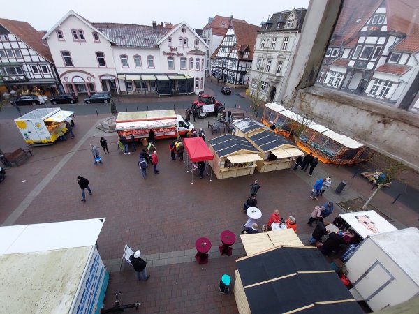 Ein Blick aus dem Rathaus zeigt den Wochenmarkt von oben. Die Neueröffnung hat mehr Menschen als sonst auf den Marktplatz gelockt. - © Michaela Weiße