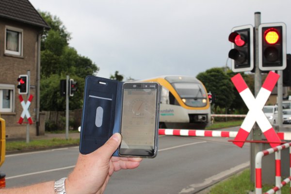 Anwohner Wilfried Schuster hat genug: Wenn der Zug über den betonierten Bahnübergang rollt, zeigt die App bei Messungen bis zu 80 Dezibel an. Bis in den Stadtwald höre er das Geräusch. Bei der Deutschen Bahn hat er sich wegen des Lärms beschwert. - © Karolina Schmidt