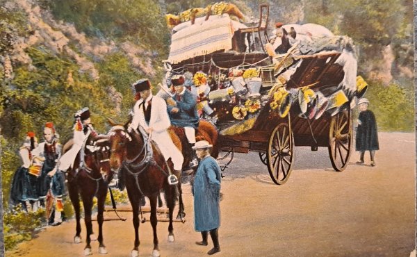 Ein historisches Farbfoto zeigt, wie aufwändig der "Brautzug" auf dem Lande noch Anfang des 20. Jahrhunderts inszeniert wurde. Es ging darum, Prosperität und gesellschaftliche Bedeutung der Familien, zu denen die Brautleute gehörten, zu demonstrieren. - © Foto-Rechte: Dr. Thomas M. Dann