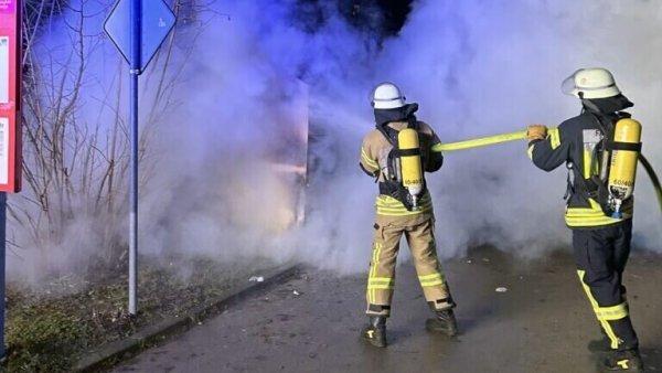 Feuerwehrleute löschen den brennenden Altkleidercontainer an der Mittelstraße in Dörentrup. - © Feuerwehr Dörentrup