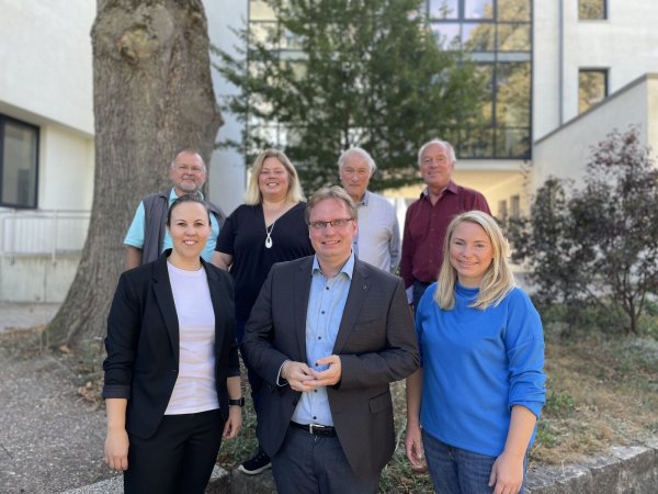 Neuer Vorstand: Janina Stiegmann mit SPD-Ortschef Dr. Dennis Maelzer und Jessica Haushalter (vorn von links) sowie Hans-Peter von der Ahe, Ilka Kottmann, Helmut Pieper und Wolfgang Schriegel. Nicht im Bild sind Marius Roll,
Heinz-Joachim Köhne und Jason Jochem. - © SPD