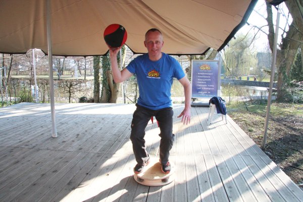 Es ist ein Balanceakt - doch bislang ist das Gümi-Gesundheitsstudio gut durch die Pandemie gekommen. Günter Brade hofft, dass er bald neue, größere Räume findet, um das gesamte Spektrum an Reha, Gesundheit und Fitness bieten zu können. - © Dieter Asbrock