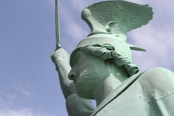 Der Herrmann ist Detmolds Markenzeichen und ein beliebtes Ausflusgziel. Wie an allen anderen Sehenswürdigkeiten soll das Erlebnis in Zukunft noch getoppt werden. - © Martin Hostert