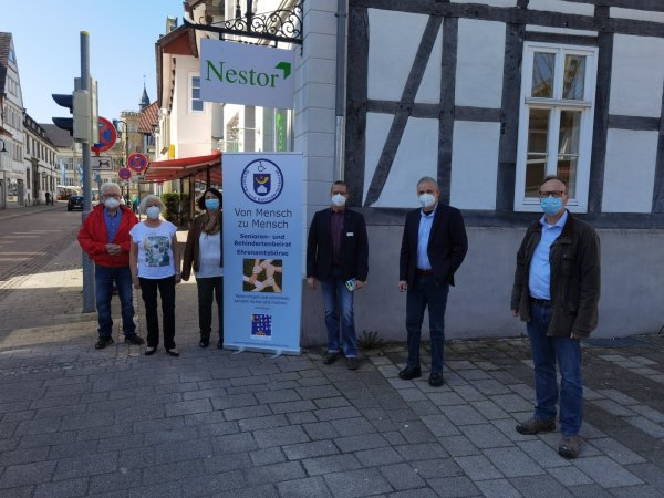 Vorsitzender Hans Werner Schönlau (von links), die Stellvertreterinnen Renate Leemreijze und Regina Busse, Helmut Lange von Nestor, Bürgermeister Heinz-Dieter Krüger und Heinz Blome von der Stadtverwaltung vor den neuen Räumlichkeiten des Senioren- und Behindertenbeirats Horn-Bad Meinberg. - © Malte Cilsik
