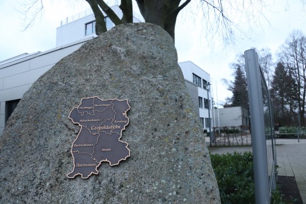 Am Rathaus, rechts neben dem Findling mit der Karte Leopoldshöhes und seinen Ortsteilen, steht ein Aushangkasten. Dieser soll künftig nur noch einen Hinweis erhalten, dass die Bekanntmachungen der Gemeinde im Internet zu finden sind. Foto: Birgit Guhlke - © Birgit Guhlke