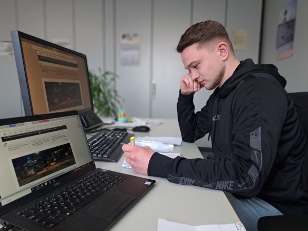 LZ-Kollege Raffael Giebel posiert fürs Foto. An diesem Tag ist er wirklich müde. Experten wissen, dass ausgeruhte Mitarbeiter konzentrierter und leistungsfähiger sind. - © Carolin Brokmann-Förster