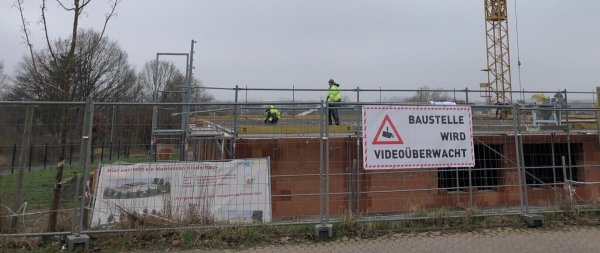 Der Hinweis auf die Kameraüberwachung hat die Täter offenbar nicht abgeschreckt. Das Bild zeigt den neuen Neubau Ende Februar. - © Thomas Reineke