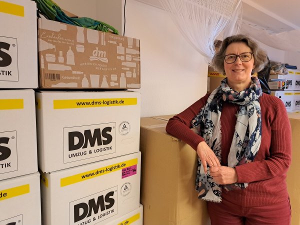 Frauenhaus-Leiterin Stefanie Nowak-Thormählen sitzt im alten Haus auf gepackten Kisten. - © Carolin Brokmann-Förster