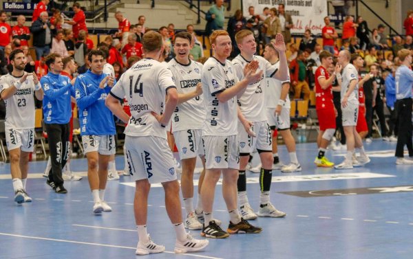 Glückliche Gesichter beim TBV: Tim Suton, Samuel Zehnder, Bobby Schagen, Frederik Simak, Niels Versteijnen und Nicolai Theilinger - © Koesegi/PIX-Sportfotos