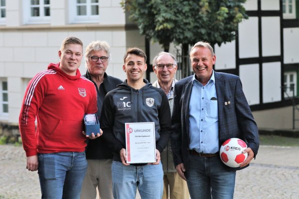 Ehrungen beim Staffeltag in Oerlinghausen (von links) Lucas Neumann (TuS Lipperreihe), Kreisvorsitzender Werner Fritzensmeier, Daniel Nadig (Kapitän TSV Oerlinghausen), Staffelleiter Adolf Muhr und Gregor Kramer (Obmann TSV Oerlinghausen). - © Oliver König
