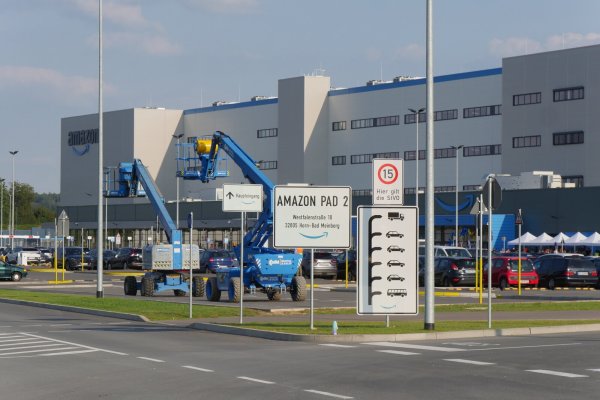 Mit 2200 Beschäftigten hat das Amazon-Logistikzentrum PAD2 in Belle nun die maximale Mitarbeiterzahl erreicht. - © Archivfoto: Jost Wolf