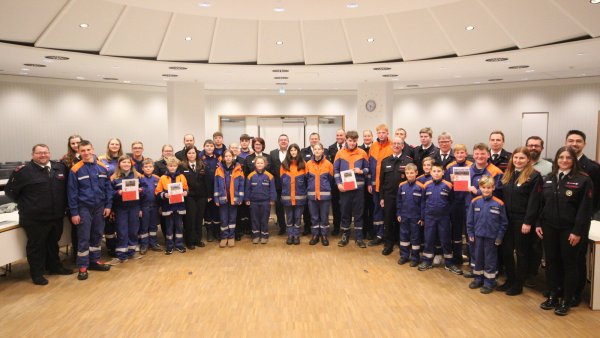 Landrat Dr. Axel Lehmann und Kreisjugendfeuerwehrwartin Heike Lalk (Mitte) freuen sich mit den Jugendfeuerwehren über ihre Auszeichnungen mit dem Umweltschutzpreis 2024. - © Kreis Lippe