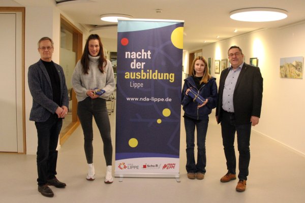 Landrat Dr. Axel Lehmann (rechts) und Thomas Dreikandt von der Kreiswirtschaftsförderung (links) freuen sich mit den Gewinnerinnen Janine Gude (2.von links) und Franziska Karwot. - © Kreis Lippe