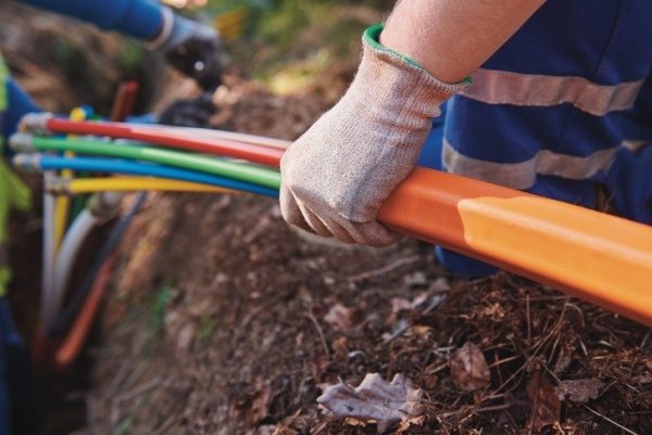 Zunächst werden – wie hier in Belle – Leerrohre verlegt, in die im weiteren Verlauf die Glasfaser eingeblasen wird. - © Westnetz GmbH