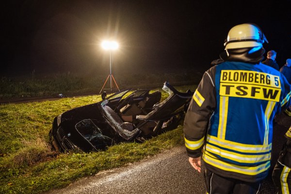 Die Feuerwehr musste den Fahrer mit schwerem Gerät aus seinem Fahrzeug befreien. - © Freitag-TV