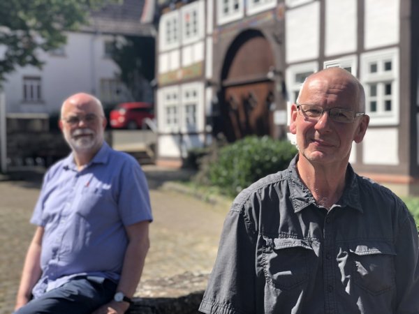 Günter Englert (vorne) ist in der Anlaufstelle im Seligen Winkel in Blomberg Ansprechpartner für Menschen mit psychischen Problemen aus ganz Südostlippe. Pfarrer Hermann Donay steht nicht nur bildlich voll hinter ihm und seinem Anliegen. - © Silke Buhrmester