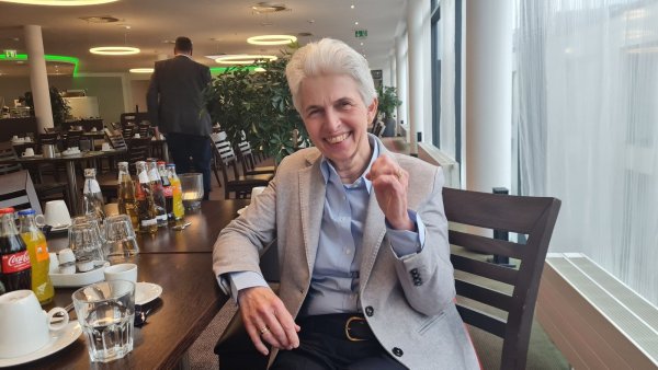 Zugewandt und aufmerksam: Von der Bissigkeit, die bei Auftritten auf öffentlicher Bühne manchmal durchblitzt, ist im Gespräch mit der LZ bei Marie-Agnes Strack-Zimmermann nichts zu spüren. - © Marianne Schwarzer