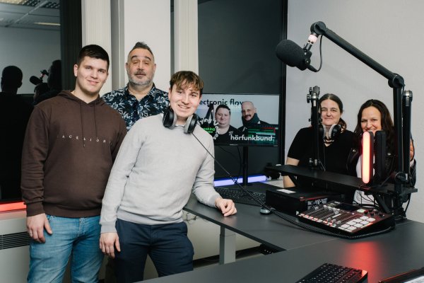 Senden Vielfalt: Pascal Dammler (von links), Dirk Lankow, Stanley Dost, Nicole Schmidt, Andrea Aschmuteit in ihrem Studio. - © maxkr.de