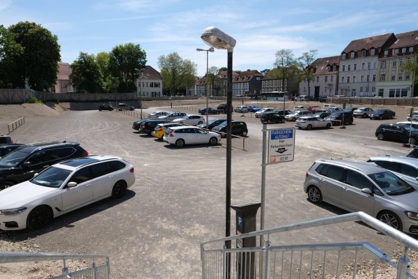 Der Parkplatz in der Baugrube am Hornschen Tor ist selbst an Markttagen vormittags kaum belegt. - © Sven Koch