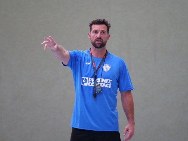 TBV-Trainer Florian Kehrmann will weiterhin seinem Spielstil treu bleiben und „die Bälle laufen lassen“. Foto: Jörg Hagemann - © Jörg Hagemann