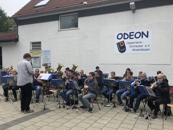 Peter Werpup leitet das Lipperland-Orchester, das auf dieser Aufnahme aus dem vergangenen Jahr vor dem Vereinsheim Odeon in Alverdissen spielt. 1988 hatte der Verein das Haus erworben. Die Nebenkosten für das Heim, aber vor allem auch die Ausbildung der Jugendlichen bedeuten laufende Ausgaben. - © Lisa Hilker