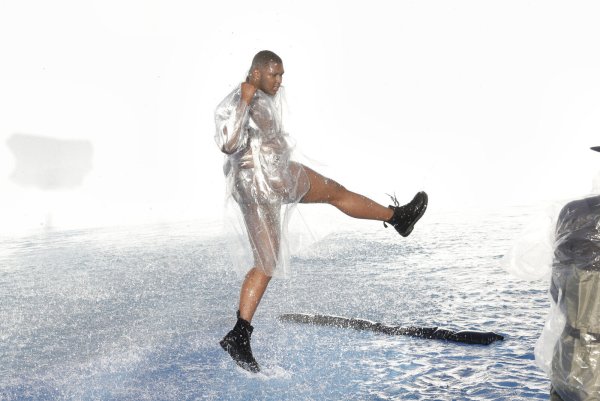 Was wirkt wie ein trotziger Kick, sollte eigentlich eine vergnügte oder verrückte Pose werden für Star-Fotograf Rankin. - © ProSieben/Sven Doornkaat