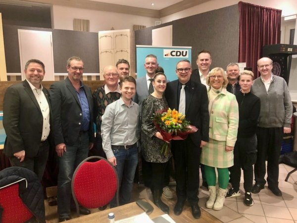 Blicken mit Zuversicht auf die Kommunalwahl: Maike und Markus Baier (Mitte) mit dem CD-Vorstand Daniel Christman-Brunsiek, Carsten Steinmeier, Friedrich Remmert, Lars. Wilhelm Brakhage, Witalij Eichhorn, Steven Grimshaw, Oliver Jakobi, Andrea Freitag, Harald Reineking, Pia Marie Steinmeier, Thomas Rathmann (von links). - © CDU Lemgo