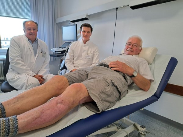 Professor Dr. Cyrus Klostermann (links) und Dr. Philipp Guericke mit ihrem Patient Ivo Blumenbach. Sein linkes Bein musste nach Bruch und massiver Quetschung behandelt werden. - © Carolin Brokmann-Förster