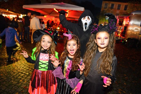 In bunten und kreativen Kostümen werden die Kinder auf dem Markplatz mutig - © Nicole Ellerbrake