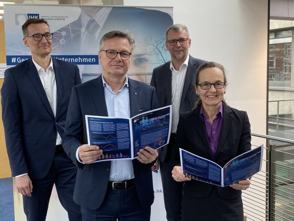 IHK-Führung: Hauptgeschäftsführerin Petra Pigerl-Radtke, Geschäftsführer Götz Dörmann, IHK-Präsident Jörn Wahl-Schwentker und Industrie-Referatsleiter Arne Potthoff. - © mika