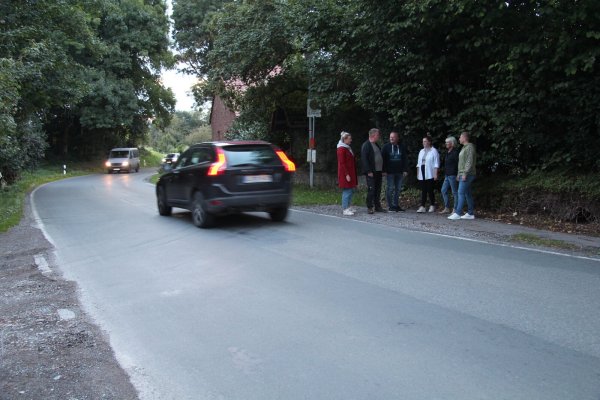 Die Anlieger Hanja Heine (von links), Maik Pietruschka, Maik Lentge, Jana Mügge, Ines Heine und Anna Lena Mügge stehen dort, wo jeden Morgen auch die Schulkinder auf den Bus warten, direkt an der Selser Straße. - © Nadine Uphoff