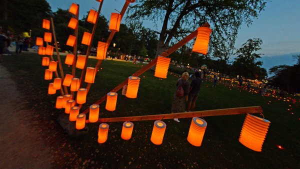 Die "Nacht der 10.000 Kerzen" lockt jedes Jahr zahlreiche Menschen in den Kurpark. - © Nicole Ellerbrake