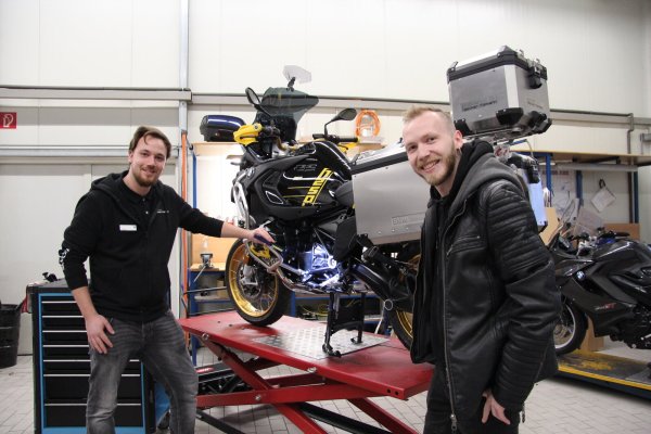 Fast startklar: Einige Kleinigkeiten müssen an der „BMW R 1250 GS Adventure – Edition 40 Years GS" von Joel Golücke (rechts) noch gemacht werden. Ivo Kopkow von Becker-Tiemman freut sich, den Blomberger ausstatten zu dürfen. - © Silke Buhrmester