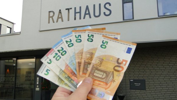 Die Stadt muss viel Geld in die Hand nehmen, um geplante Investitionen zu verwirklichen. Gleichzeitig stehen die Haushälter aber unter dem Gebot strikter Sparsamkeit, damit die Stadt nicht in die „Haushaltssicherung" abrutscht. - © Hajo Gärtner